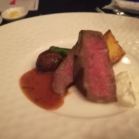 メインのお肉。ベースのお料理で十分満足。