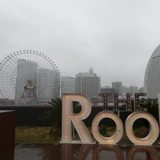 屋上テラスは生憎の雨で景色が霞んでました