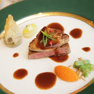 メインのファアグラとステーキです
