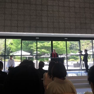 カーテンがあくとガーデンが見えます