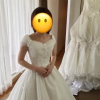 8万円のドレス。奥にかかっているのが式で着た36万円のドレス