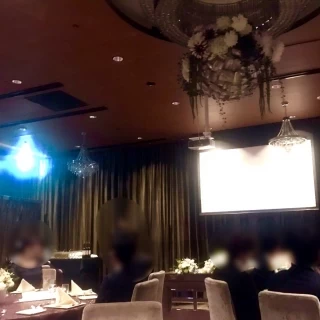 会場中心あたりから見たスクリーン