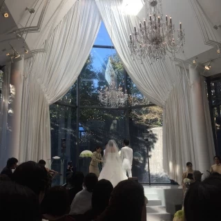 演出とともにオープンになる窓。