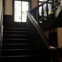 スタンドグラス付きの階段