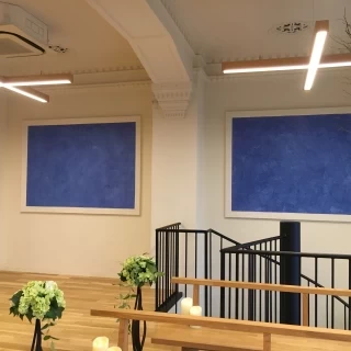 この螺旋階段から披露宴会場に下りていきます。