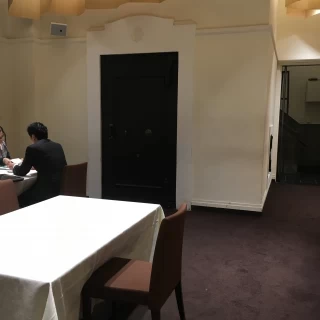 元金庫だった扉。奥はトイレになっています。