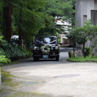 新郎新婦が車に乗ってチャペルに来るのを迎えられます。