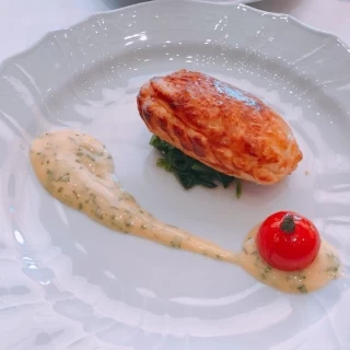 お魚料理、スズキのパイ包み焼き。絶品です！