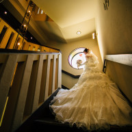 チャペル横の階段で撮影