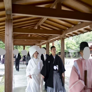 挙式会場へ。雨が降っても、安心の廊下。