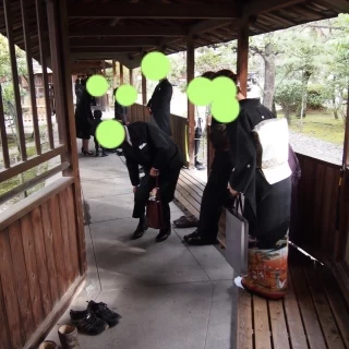 待合室から挙式会場への移動。屋根があり雨が降っても安心です。