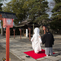 豊国神社本殿前の庭で撮影