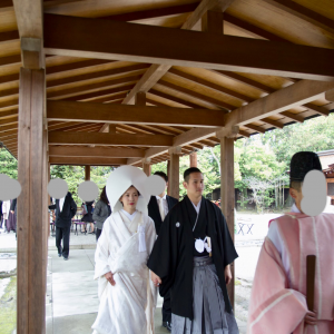 挙式会場へ。雨が降っても、安心の廊下。|494778さんの豊国神社の写真(588450)