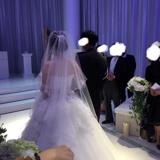 バージンロードの新郎新婦