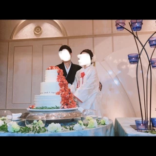 三段のイチゴが滝のようなケーキ