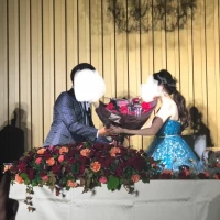 新郎から新婦へ花束のサプライズプレゼント
