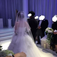 バージンロードの新郎新婦