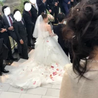 チャペル外階段でフラワーシャワー
