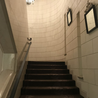 ロングトレーンが映えそうな階段です