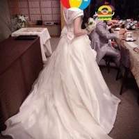 ウェディングドレスです。タキシードは奥です(食事中)