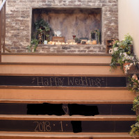 階段が黒板になっていて、挙式日と名前が書かれる