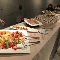 果物いっぱいのデザートブッフェ一部
