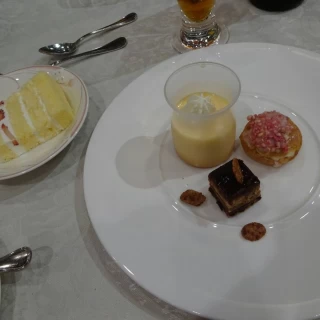 デザートとウエディングケーキです