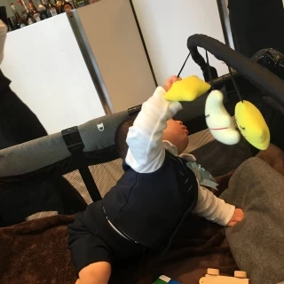 赤ちゃん用ベッドと椅子