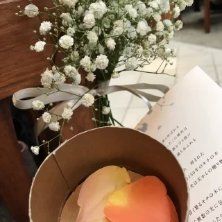 チャペルのフラワーシャワー