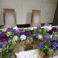 メインテーブルの装花。紫ベースもすてき。