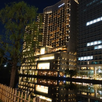 憧れのパレスホテルの外からの夜景。