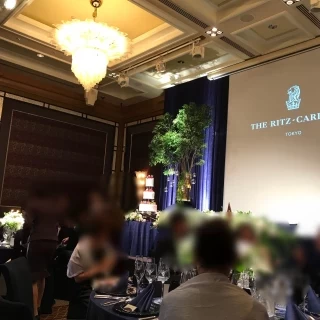 新郎新婦が一段上にいるような配置です。