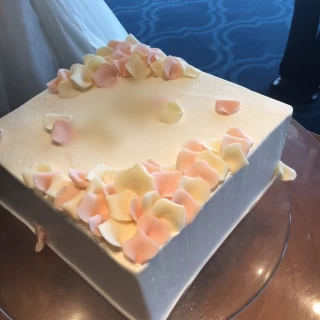 ウェディングケーキです。真ん中にイニシャル入りです。
