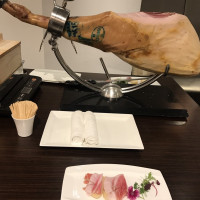 ウェルカムパーティの料理
生ハムの原木から！