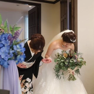 新婦入場は母親と。