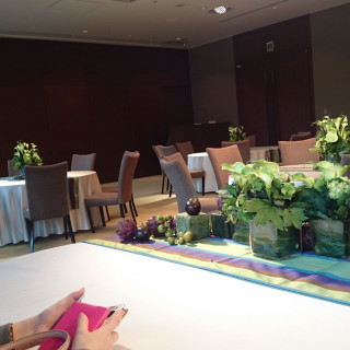 【橘】
2面の窓から光が差し込む会場でした。