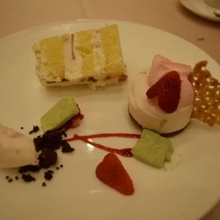 デザート。ウェディングケーキを切り分けたもの