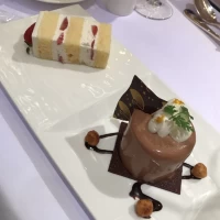 最後のデザート。上はウェディングケーキです。
