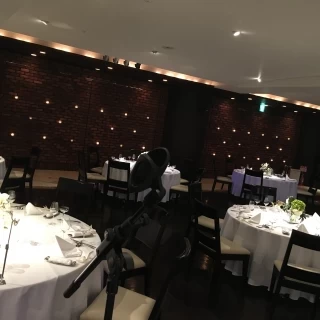 大人向けのスタイリッシュな会場