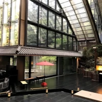 披露宴会場に向かう途中、庭園が少し見えます