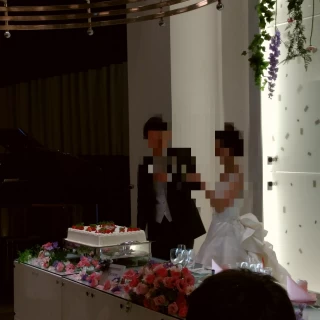 ケーキも新郎新婦のテーブルに運ばれてきます。