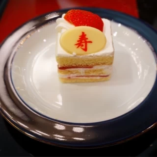 「寿」のチョコレートが乗っていて見栄えもかわいい。