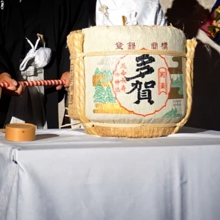 和装姿新郎新婦が鏡開きは良き日本の結婚式を感じさせるもでした