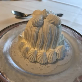 試食で頂いた栗のアイスで外側は生クリームです。