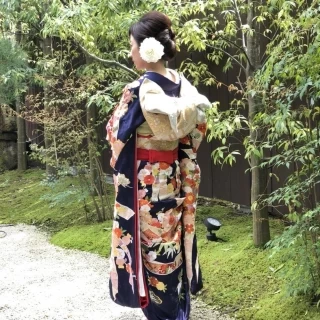 引き振袖後ろ姿