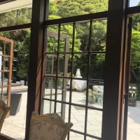 披露宴会場から庭に出られる