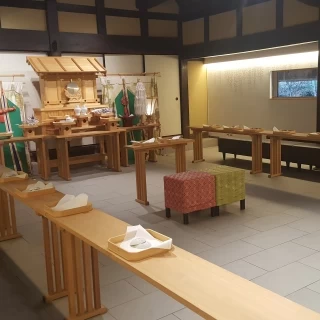 茅葺き屋根内の神前式場です。