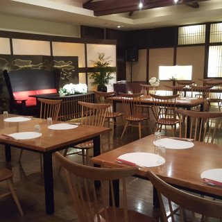 イロリの会場です。ソファーの高砂があります。