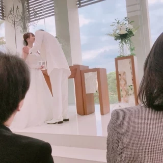 ガラス張りで明るいチャペル