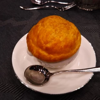外のパイも中のスープも美味でした。